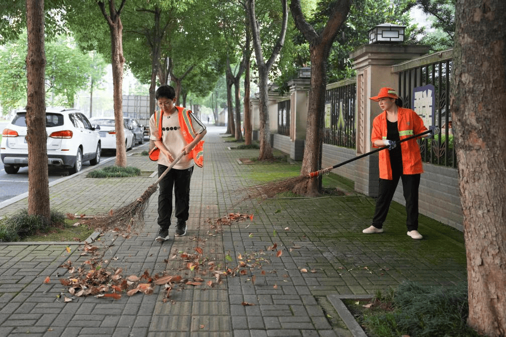“扫街不丢人，不帮才丢人！”帮妈妈扫街的湖南少年收到春晚邀请，曾因一句话感动全网