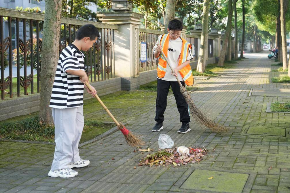 “扫街不丢人，不帮才丢人！”帮妈妈扫街的湖南少年收到春晚邀请，曾因一句话感动全网