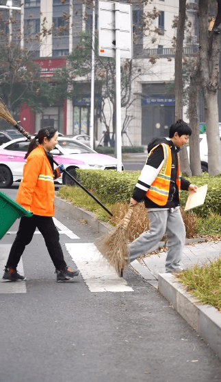 “扫街不丢人，不帮才丢人！”帮妈妈扫街的湖南少年收到春晚邀请，曾因一句话感动全网