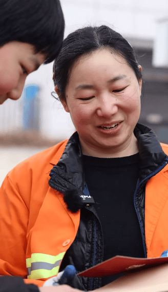 “扫街不丢人，不帮才丢人！”帮妈妈扫街的湖南少年收到春晚邀请，曾因一句话感动全网