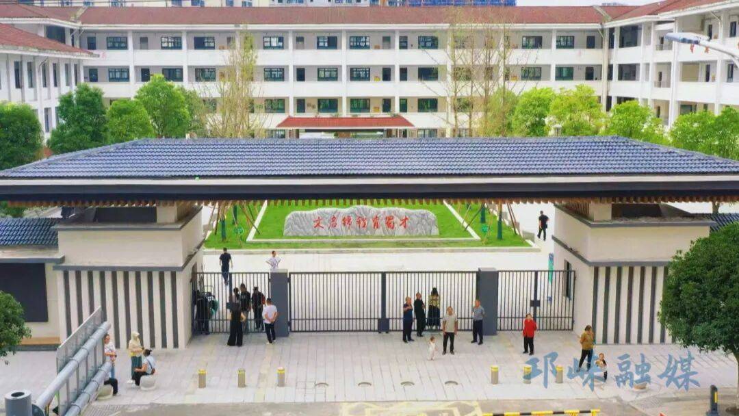 硬件软件双提升，打造家门口的好学校！临邛中学焕新升级