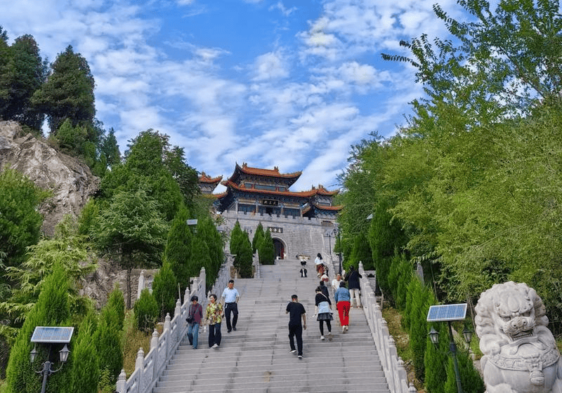 济南有灵气的寺庙都有哪些，济南周易起名最好的大师